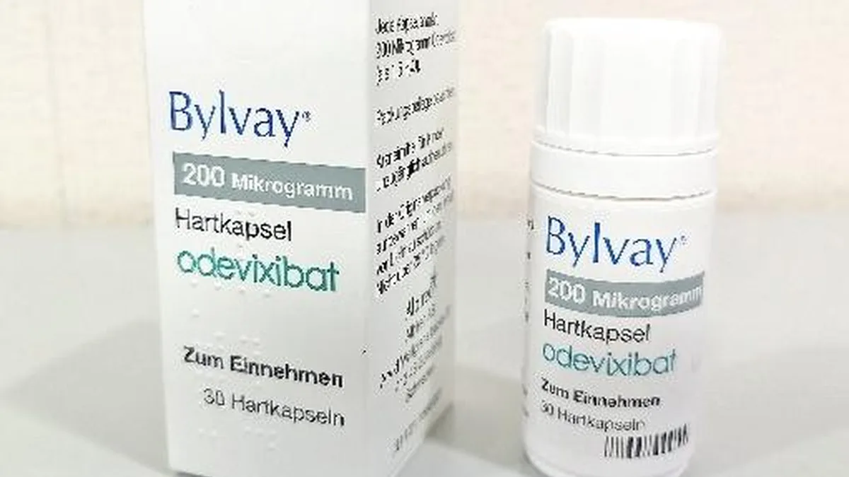 医生向患者解释奥维昔巴特副作用和注意事项